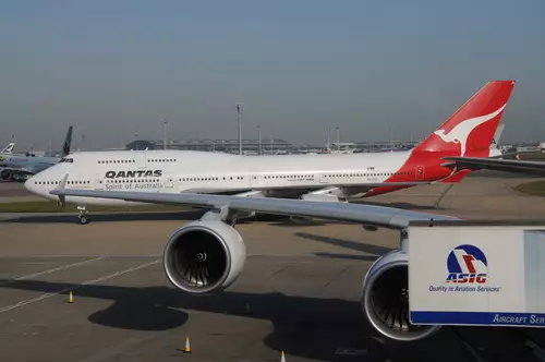 747-qantas-taxi