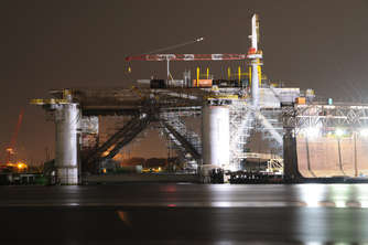 semi-sub-construction-nacht
