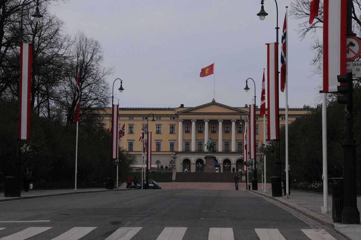 royal-palace-flags